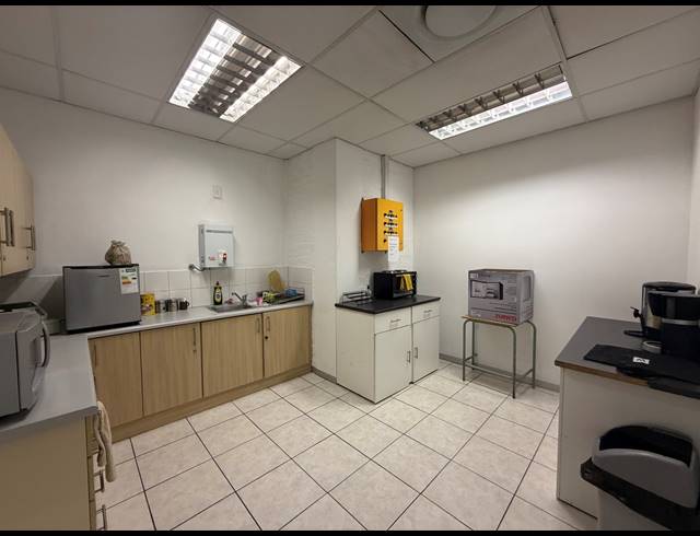 548M² OFFICE TO LET IN SOMERSET WEST MALL TRIANGLE